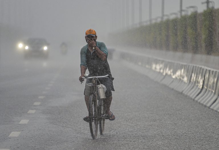 Weather LIVE Updates : बंगाल की खाड़ी में चक्रवात, यहां होगी भारी बारिश, दिल्ली-बिहार में येलो अलर्ट