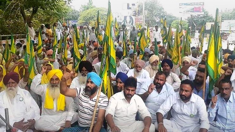 Farmer Protest: खत्म हुआ किसानों का प्रदर्शन, एसडीएम के खिलाफ होगी जांच, पीड़ित परिवार को मिलेगी नौकरी