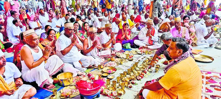 पितृपक्ष मेला: दूसरे दिन एक लाख श्रद्धालुओं ने किया पिंडदान, पिंडदानी और पंडों के रूप में सुरक्षाकर्मी तैनात