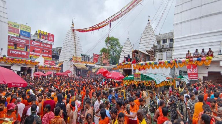 मलमास से पहले देवघर में आस्था का उल्लास, दूसरी सोमवारी पर कांवरियों का सैलाब, डाक बम को विशेष सुविधा नहीं