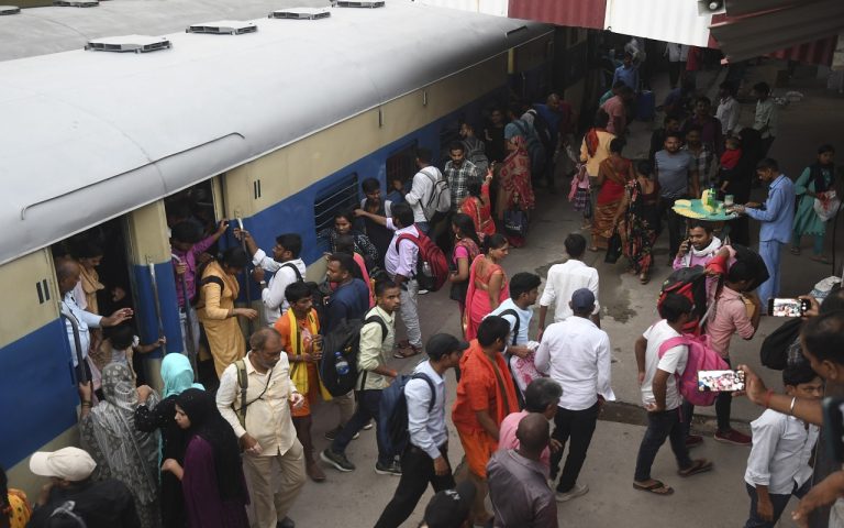 Photos: बिहार शिक्षक नियुक्ति परीक्षा खत्म होते ही रेलवे स्टेशनों पर उमड़ी भीड़, पैर रखने तक की जगह नहीं