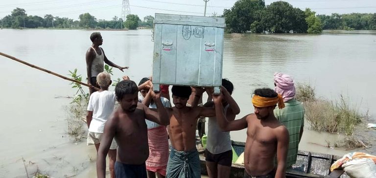 बिहार के 15 जिलों की 17 लाख आबादी बाढ़ से प्रभावित, 90 मुख्य सड़कों पर बाढ़ का पानी चढ़ा