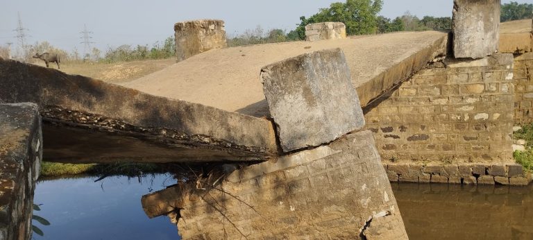 गुमला : मानसून की बारिश में ध्वस्त हो गया नाले पर बना पुल, अब स्टेशन जाना मुश्किल