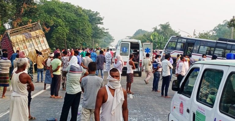 समस्तीपुर के उजियारपुर में बस-ट्रक में भीषण टक्कर, दो लोगों की मौत, दो दर्जन जख्मी