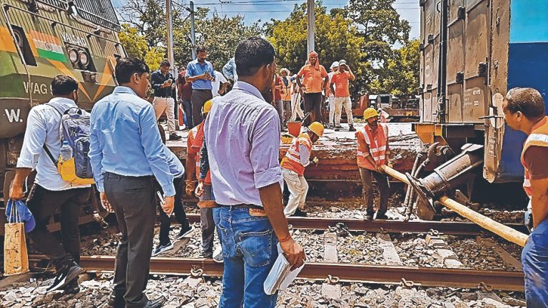 बिहार में टला बड़ा रेल हादसा, आरा-बक्सर रेलखंड पर ट्रेन के इंजन व बोगी का बंफर टूटने से मची अफरा-तफरी