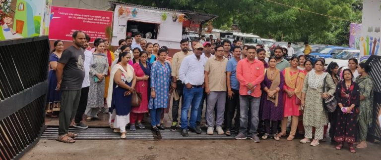 शिक्षकों को देख DG पहले तो गुस्साए फिर फटकारा,अंत में समस्या दूर करने का आश्वासन, फर्जी वालों की लिस्ट वायरल
