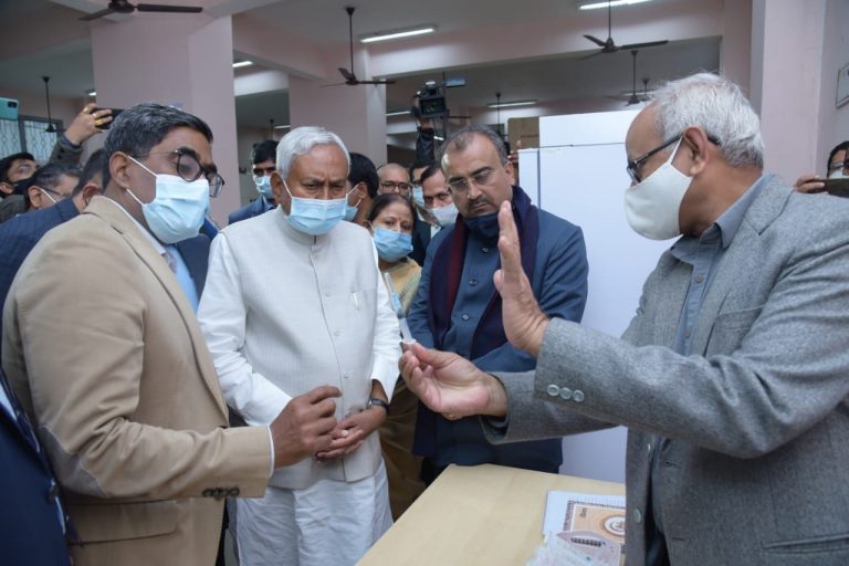 Corona Vaccine in Bihar : निजी अस्पतालों में भी मुफ्त लगेगी वैक्सीन, सीएम आज टीका लेकर करेंगे तीसरे चरण की शुरुआत