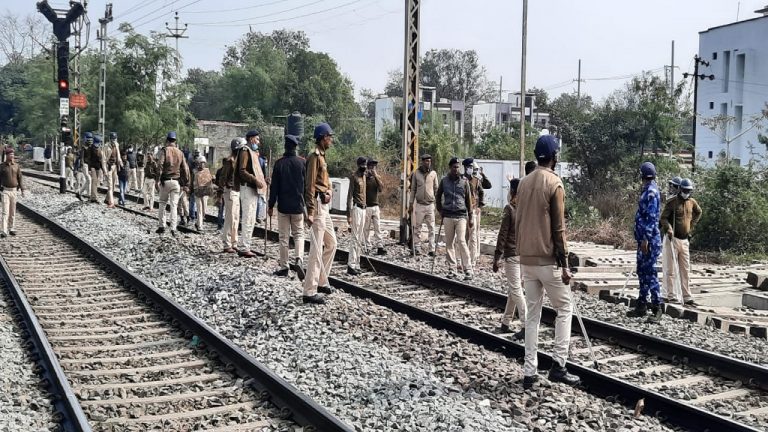 बिहार में खाद के लिए हर जगह हाहाकार, कहीं कालाबाजारी तो कहीं किसान अनशन पर