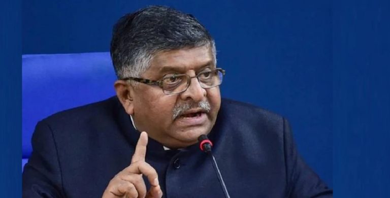राजस्थान और मध्यप्रदेश में आतंक मचाने के बाद फिर झासी पहुंचा टिड्डी दल, सीएम ने दिये सख्त निर्देश