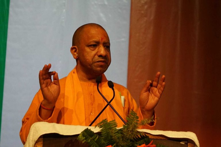 UP Breaking News LIVE: काशी में अन्नपूर्णा देवी की प्राण-प्रतिष्ठा, CM योगी आदित्यनाथ ने चांदी छत्र चढ़ाई