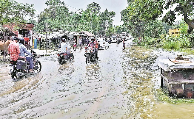 Bihar Flood : गंगा के जलस्तर में तेजी से वृद्धि, बक्सर शहर में पानी घुसा, गांवों का संपर्क टूटा