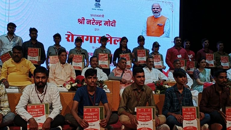 Sarkari Naukri: आगरा के लाभार्थियों को केंद्र के पांच विभागों ने दिया नौकरी, नियुक्ति पत्र पाकर खिल उठे चेहरे