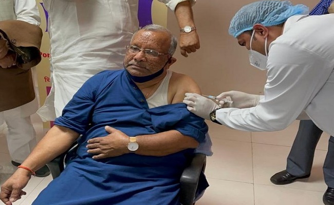 Corona Vaccination: कोरोना वैक्सिनेशन सियासत का मामला नहीं, बिहार के डिप्टी सीएम ने टीका लगवाकर विपक्ष से कही ये बात…