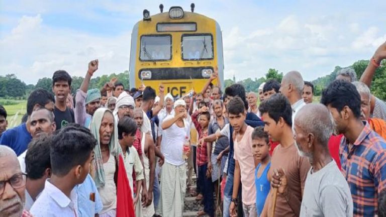 Indian Railway: हॉल्ट निर्माण को लेकर ग्रामीणों ने रोका ट्रेन, इस रूट की ट्रेन हुई लेट