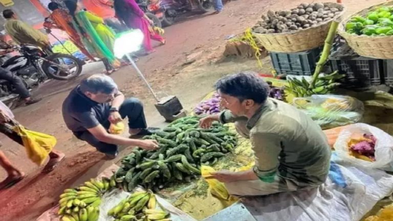 बिहार: बाजार में सब्जी खरीदते दिखे राज्य के सबसे ‘ताकतवर’ आईएएस, ऐसी सादगी की किसी ने पहचाना तक नहीं