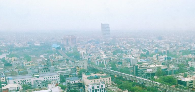 पटाखों पर बैन फिर भी रातभर आतिशबाजी, अब जहरीली हवा में सांस लेने को मजबूर ‘उत्तम प्रदेश’