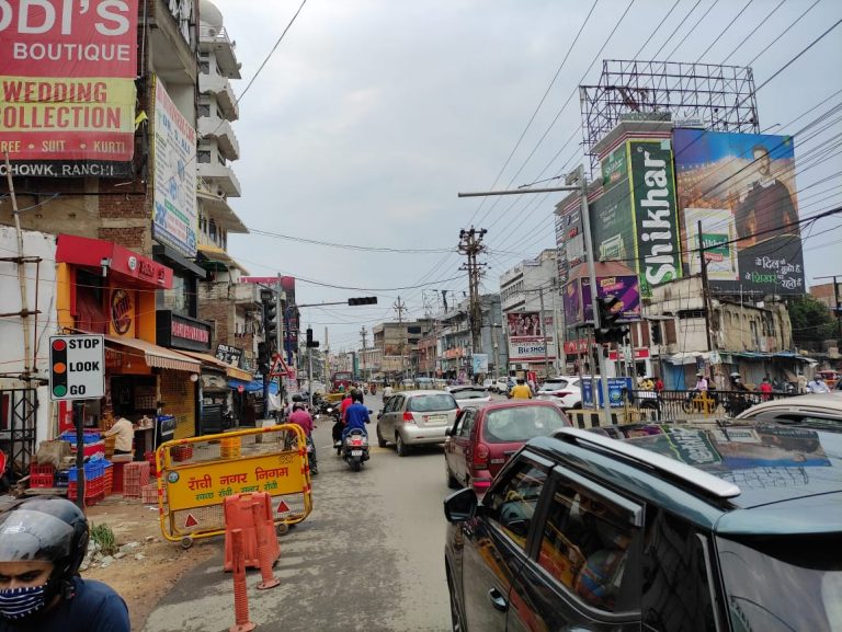 लॉकडाउन में मिली राहत तो सड़कों पर दिखी भीड़, दफ्तर लौट रहे हैं लोग
