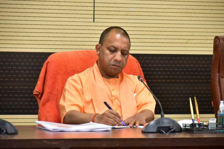 CM योगी बोले- गांवों में 6 माह में सर्वे कर जानें जरूरतें, बर्थ सर्टिफिकेट के साथ दें जाति प्रमाण पत्र