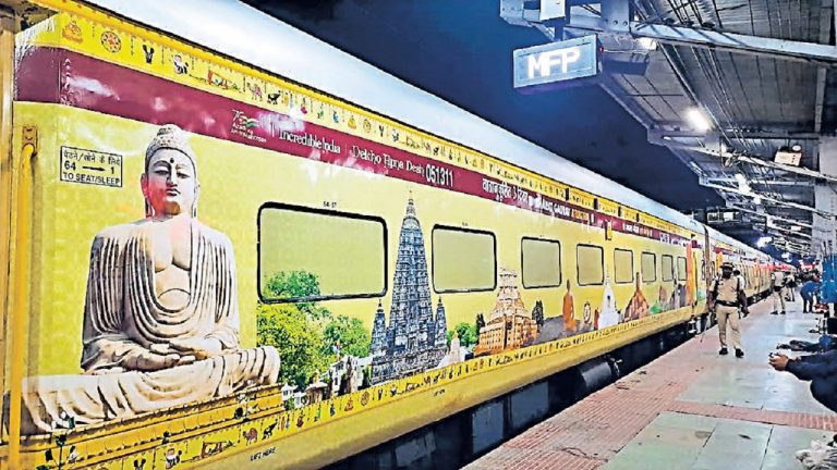 जनकपुर से पहली प्राइवेट पर्यटक ट्रेन मुजफ्फरपुर जंक्शन पहुंची,ट्रेन में गूंज रहा था कई भाषाओं में राम भजन
