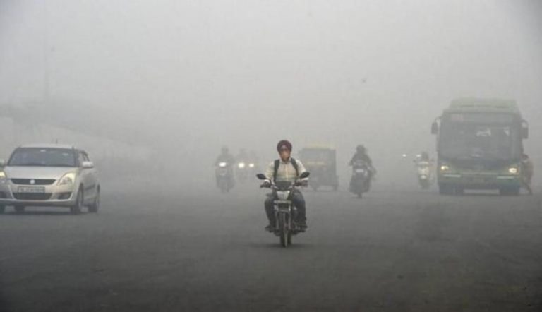 Air Pollution : दिल्ली की हवा अब भी बेहद खराब, सरकार की तमाम कोशिशों के बावजूद नहीं सुधर रहे हालात