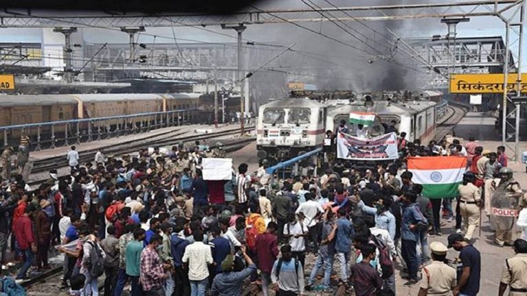 Agnipath Protest: केंद्र ने 35 व्हाट्सऐप ग्रुप पर लगाया बैन, फर्जी खबरें फैलाने का आरोप