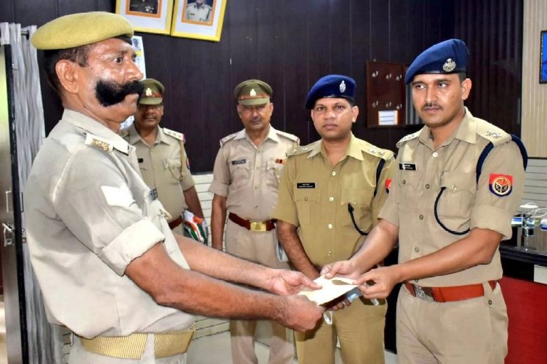 Agra Police: आगरा के एसएसपी एक हेड कॉन्स्टेबल की लंबी और घनी मूंछों पर हो गए फिदा, इनाम देकर बढ़ाया मान