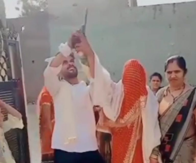 Agra News: दूल्‍हा-दुल्हन ने घर में कदम रखने से पहले की फायरिंग, वायरल वीडियो के बाद FIR