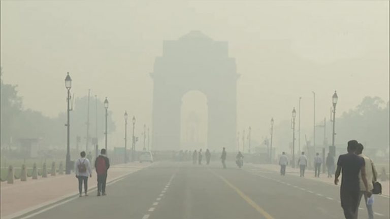Delhi Pollution : वायु प्रदूषण से दिल्ली में बढ़ रहीं स्किन की गंभीर समस्याएं, विशेषज्ञों ने दी चेतावनी