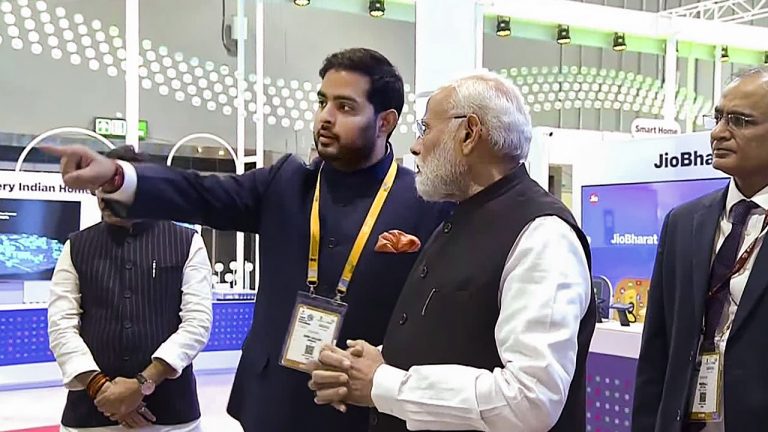 रिलायंस जियो के चेयरमैन आकाश अंबानी ने PM Modi की तारीफ की, कहा- हमेशा नई तकनीक पर करते हैं काम