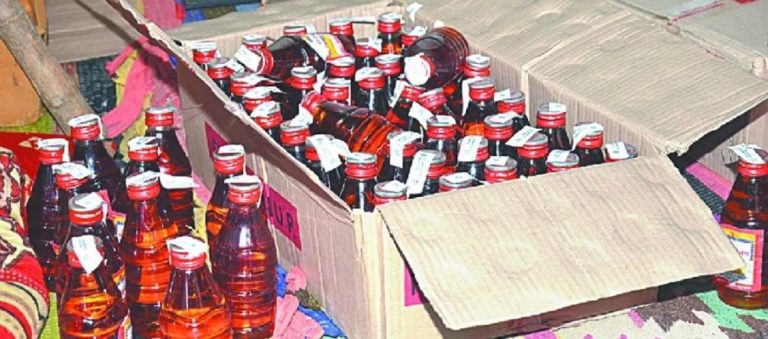 अलीगढ़ जहरीली शराब कांड: मुख्य आरोपी के पुत्र समेत 2 जमानत पर रिहा, जानें अब तक क्या हुई कार्रवाई