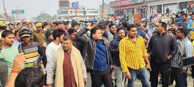 Gorakhpur News: रामगढ़ ताल में हुए अंकुर हत्याकांड में फूटा आक्रोश, परिजनों ने हाईवे किया जाम, बेबस दिखी पुलिस
