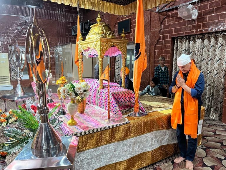 Agra News: अभ‍िनेता अनुपम खेर ने आगरा के गुरुद्वारा में मत्था टेका, मिष्ठान भंडार पर फिल्माए गए दृश्य