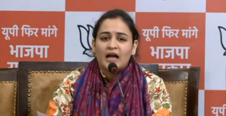 UP Election: अपर्णा ने प्रियंका और ब्रजेश पाठक ने अखिलेश को घेरा, कांग्रेस की नीति और समाजवाद पर उठे सवाल