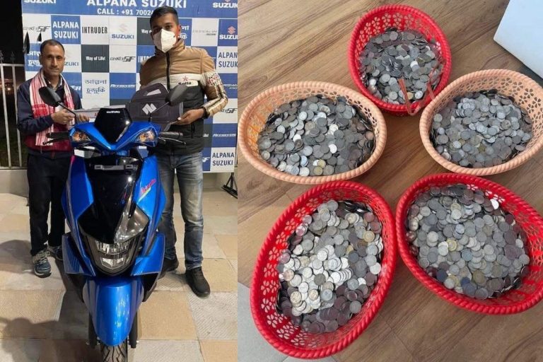 OMG: जब बोरे में सिक्के भरकर स्कूटर खरीदने शोरूम पहुंचा यह शख्स, देखें VIRAL VIDEO