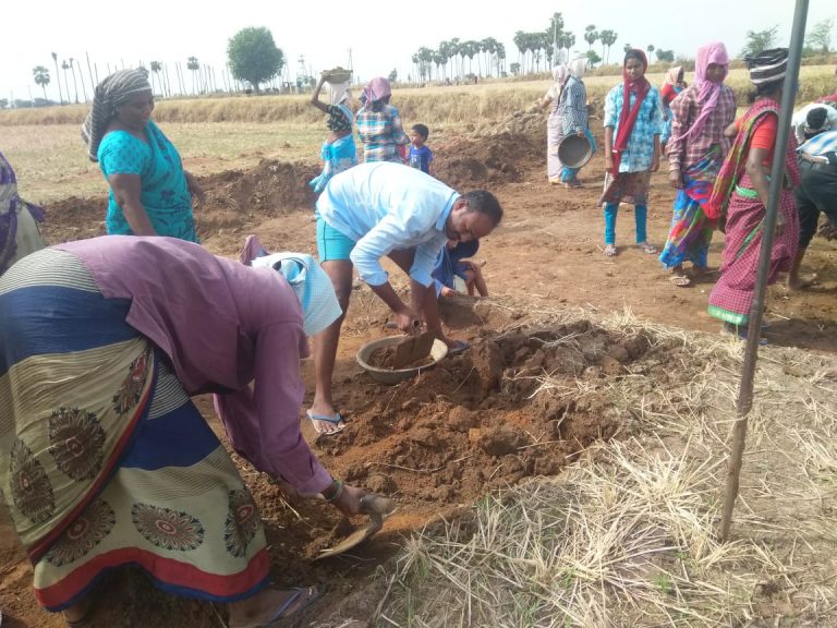 Coronavirus Impact : 14 साल तक गणित पढ़ाने वाले अब 150 रुपए दिहाड़ी की नौकरी कर रहे