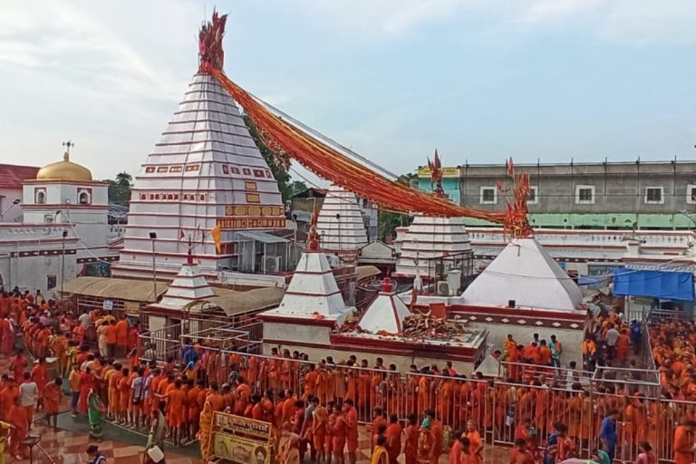 बाबा मंदिर में दिखने लगा पुरुषोत्तम मास का असर, भक्त चढ़ा रहे रोटी और नारियल