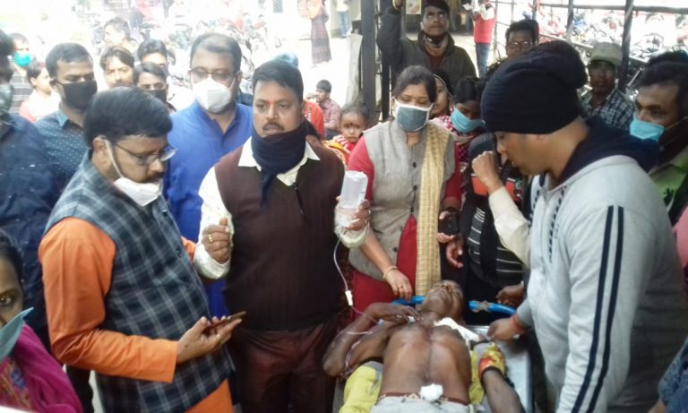 बाराबनी में बीजेपी की रैली में गोली व बम से हुआ हमला, 5 नेता घायल, कई वाहनों में लगायी आग बाराबनी में बीजेपी की रैली में गोली व बम से हुआ हमला, 5 नेता घायल, कई वाहनों में लगायी आग