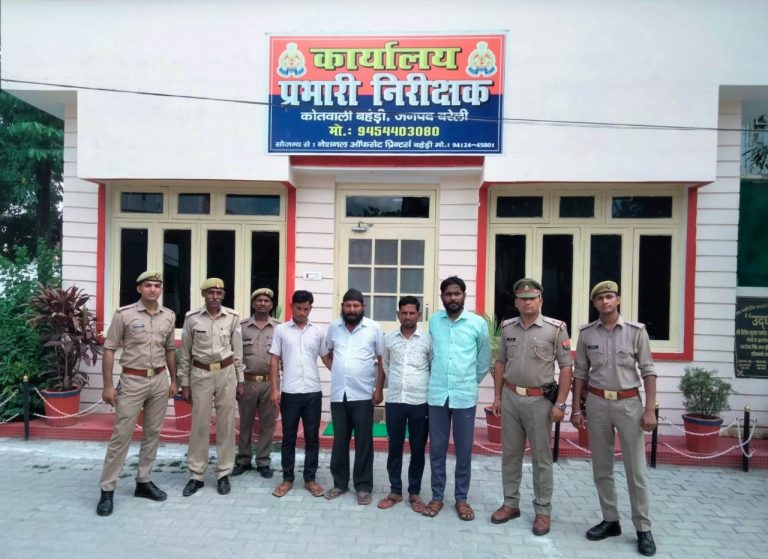 बरेली में पिकअप में बिठाकर यात्रियों को लूटने वाला गिरोह पकड़ा, जानें कैसे देते थे अंजाम…