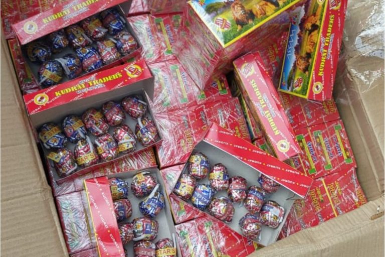 Photos : दीपवाली से पहले बड़े पैमाने पर अवैध पटाखे जब्त, तीन गिरफ्तार