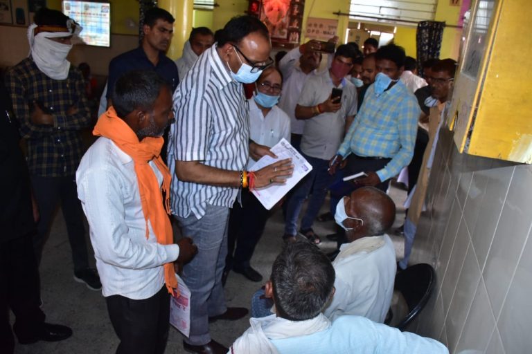 डिप्‍टी CM ब्रजेश पाठक ने बछरावां CHC में मारा छापा, मरीजों से जाना डॉक्‍टर्स का ‘हाल’, फिर लगाई ‘क्‍लास’