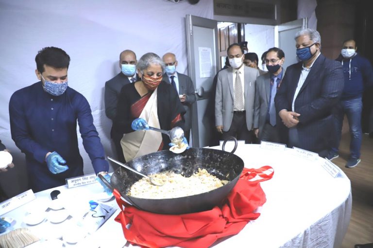 Budget 2021: वित्त मंत्रालय में हुआ हलवा सेरेमनी का आयोजन, वित्त मंत्री निर्मला सीतारमण और अनुराग ठाकुर रहे मौजूद Budget 2021: वित्त मंत्रालय में हुआ हलवा सेरेमनी का आयोजन, वित्त मंत्री निर्मला सीतारमण और अनुराग ठाकुर रहे मौजूद