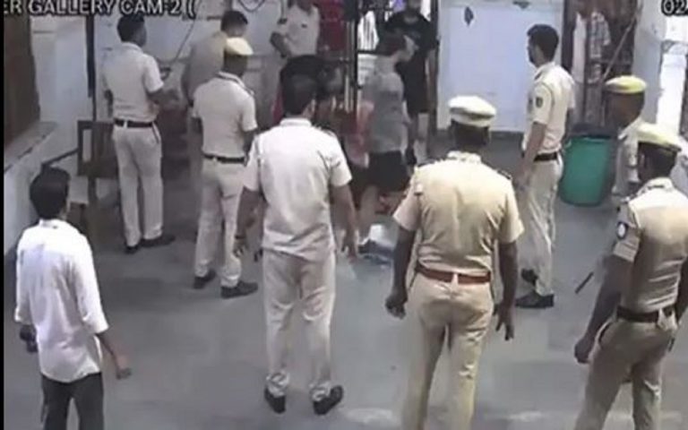 टिल्लू ताजपुरिया को अस्पताल ले जाते वक्त पुलिसकर्मियों के सामने हमलावरों ने उसे फिर पीटा, 7 पुलिसकर्मी सस्पेंड