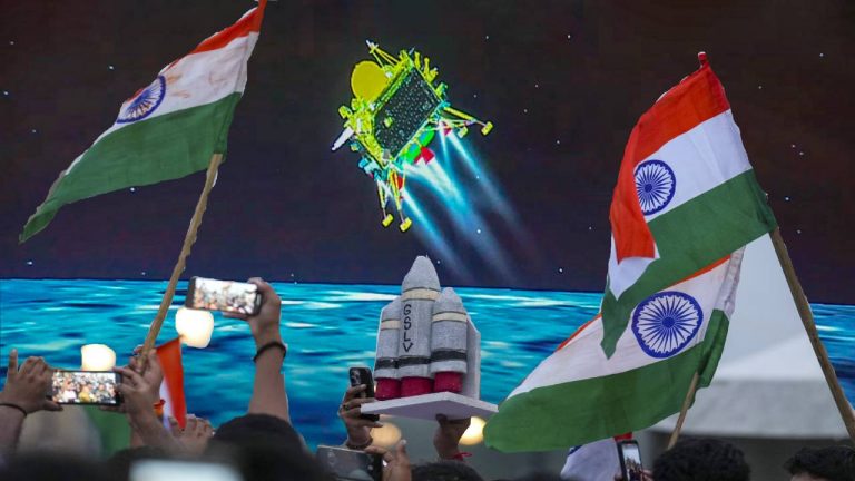 दशकों की मेहनत का फल है चंद्रयान-3 दशकों की मेहनत का फल है चंद्रयान-3
