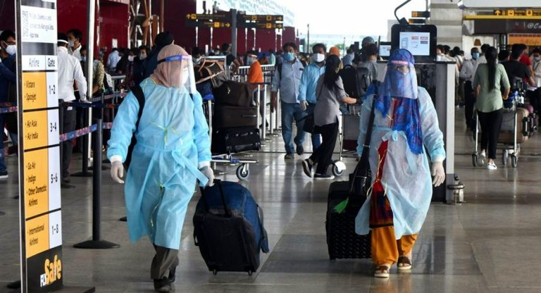 Omicron Virus Live: दिल्ली में सख्त हुए नियम, विदेशों से आ रहे यात्रियों की हो रही आरटी-पीसीआर टेस्ट