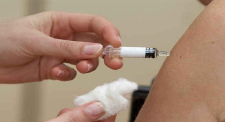 Corona Vaccine in MP : 13 साल के बच्चे को लगाया गया कोरोना वैक्सीन! मध्य प्रदेश की इस घटना से चौंक गये लोग