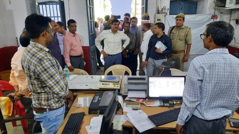 Aligarh News: डीएसओ-डाक कार्यालय मिले खस्ताहाल, डीएम ने दिया 13 अगस्त तक का अल्टीमेटम