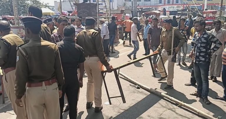 धनबाद स्टेशन पर आरपीएफ ने दुकानदारों पर चलाया डंडा, फुटपाथ दुकानदारों ने किया हंगामा