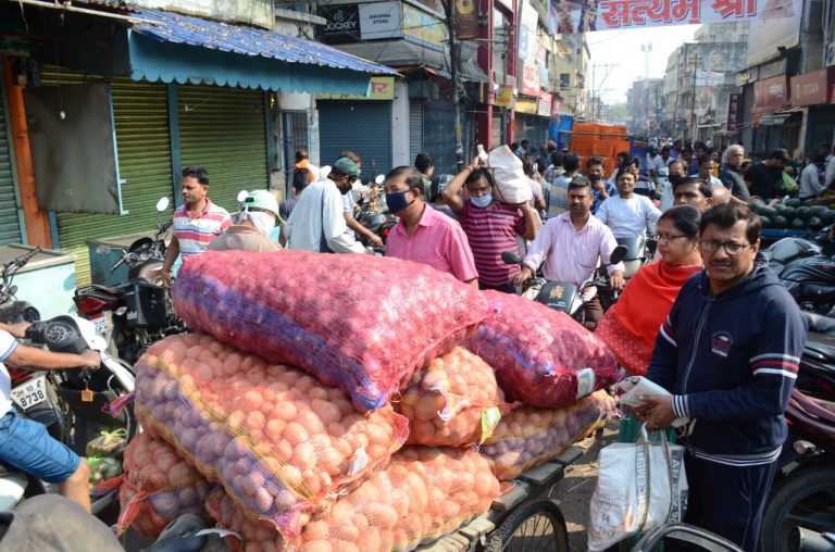 झारखंड में लॉकडाउन के दिन खुली दुकानें, सब्जी की कीमतों में लगी ‘आग’
