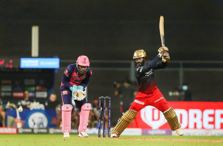 RCB vs RR, IPL 2022 : बटलर पर भारी पड़े कार्तिक-शाहबाज, आरसीबी ने राजस्थान को 4 विकेट से हराया