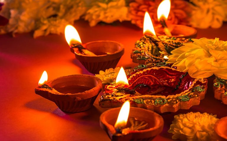 Diwali 2022 Date, Vidhi, Muhurat: शुभ मुहूर्त में करें लक्ष्मी-गणेश की पूजा, नोट कर लें जरूरी सामान
